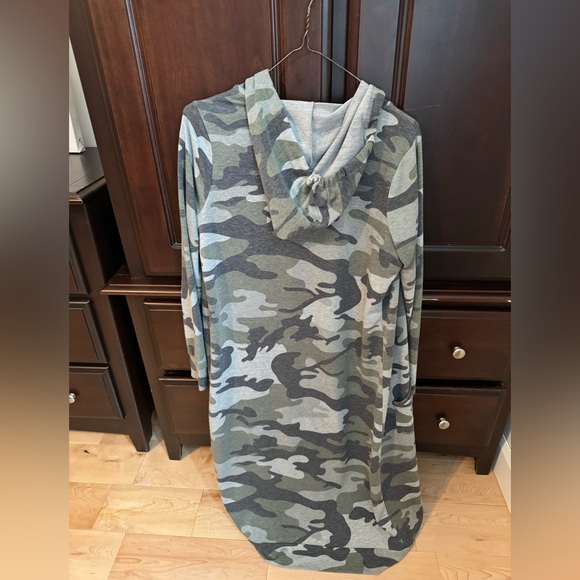 Camouflage Hooded Vest - Picture 3 of 8